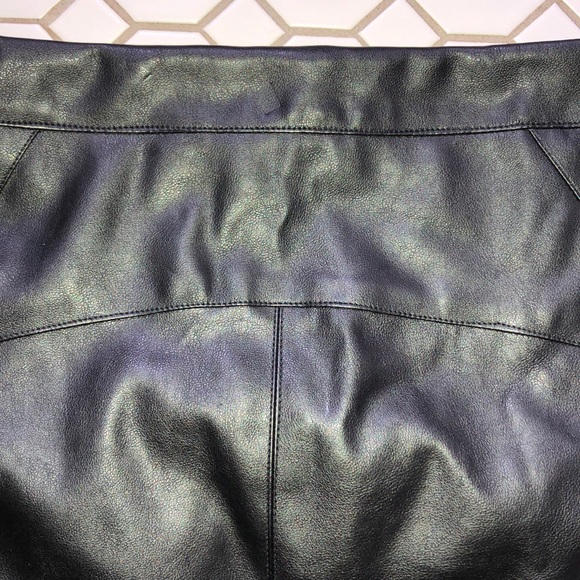Faux leather skirt - Picture 4 of 6